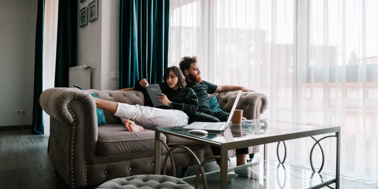 Se confiner ensemble ou séparément ? Une question cruciale pour les jeunes couples