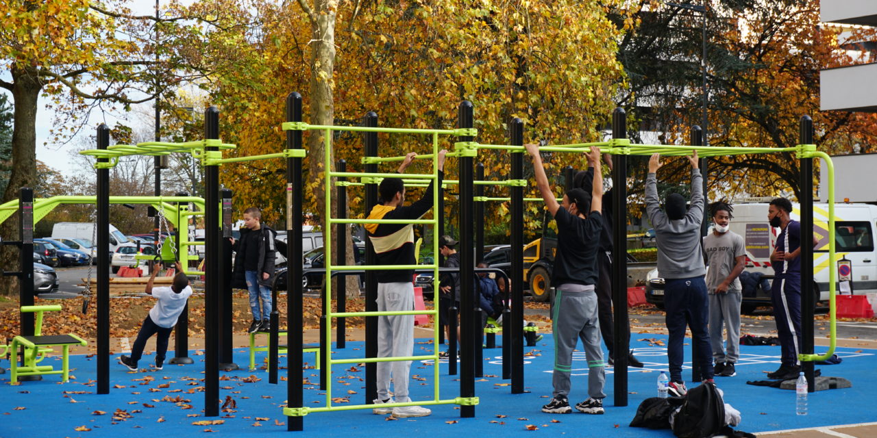 À Fontenay-sous-Bois, l’installation de l’aire de street workout en plein confinement, ravit les habitants