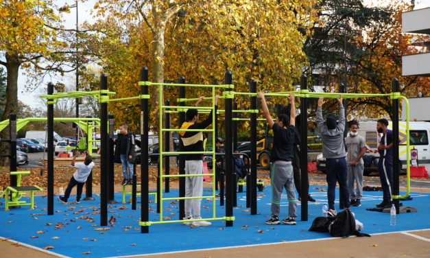 À Fontenay-sous-Bois, l’installation de l’aire de street workout en plein confinement, ravit les habitants