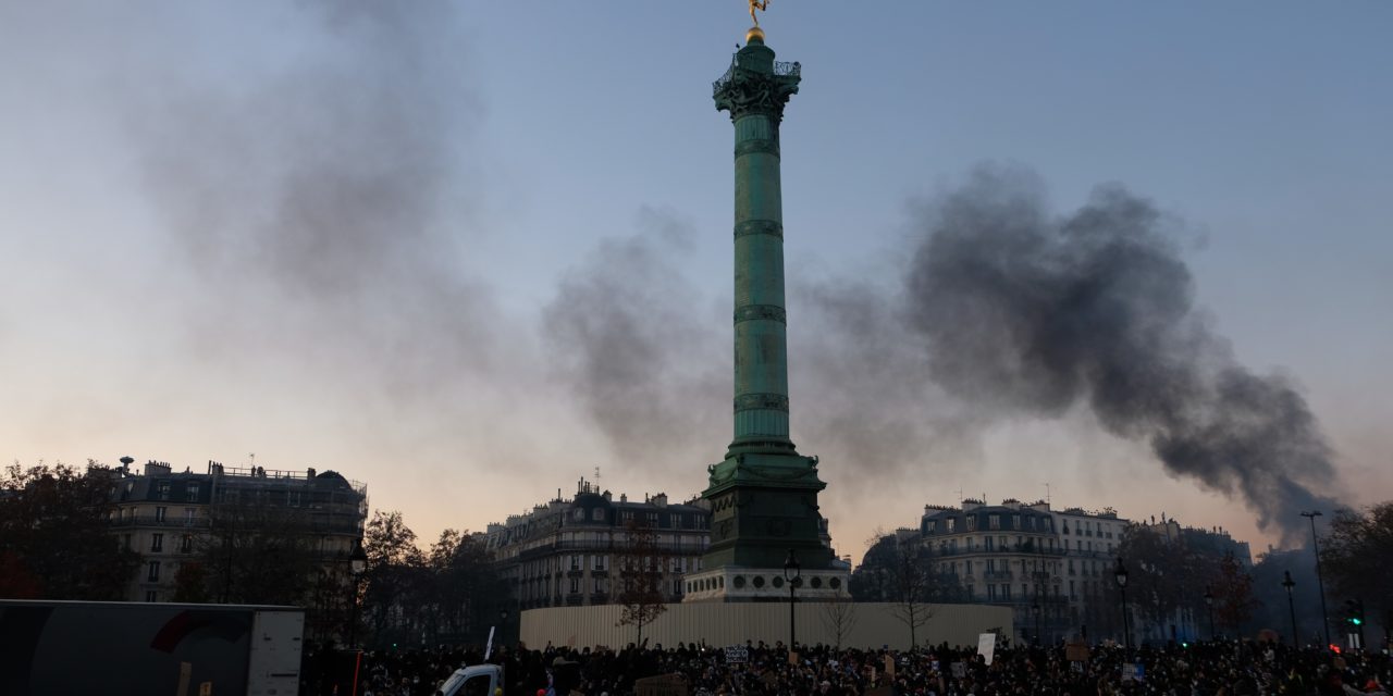 Manifestation « Sécurité globale » : une ambiance hostile aux forces de l’ordre sur la Place de la Bastille