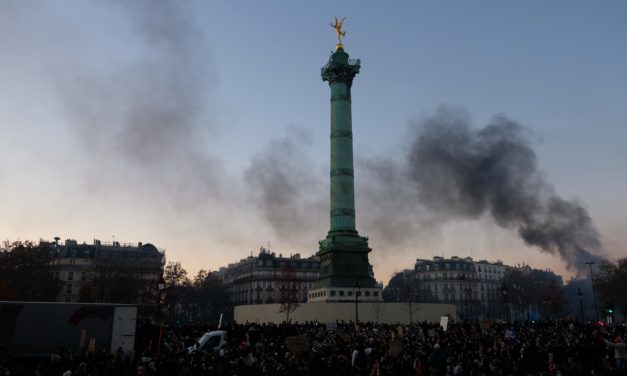Manifestation « Sécurité globale » : une ambiance hostile aux forces de l’ordre sur la Place de la Bastille