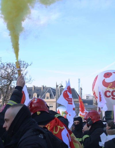 La CGT des SDIS représentée par un nombre important de Sapeurs- Pompiers a répondu présente lors de la manifestation. Fumigènes et sirènes au programme (Place d’Italie)
