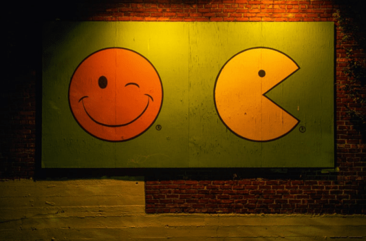 Fresque sur un mur, smiley clin d'oeil et smiley Pac-Man